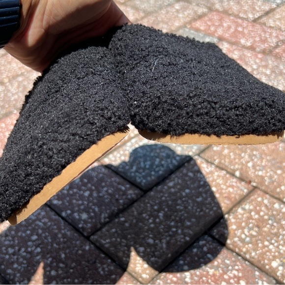 VS Pink fuzzy slides - Picture 3 of 5